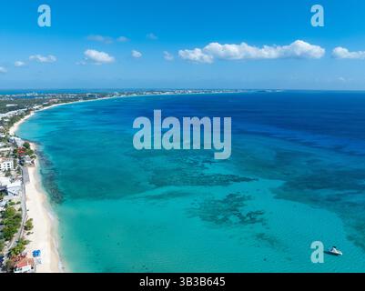 Bleu turquoise immaculé plage mer océan de West Bay près de Seven Mile Beach Grand Cayman dans les îles Caïmans Banque D'Images