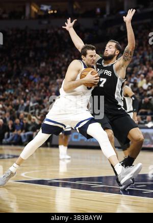 15 novembre 2017 - Minneapolis, MN, États-Unis - le KNemanja Bjelica des Timberwolves du Minnesota entre en collision avec le Joffrey Lauvergne des Spurs de San Antonio (77) lors d'un trajet vers le cerceau dans le deuxième Halfat The Target Center à Minneapolis le mercredi 15 novembre 2017. Les Timberwolves ont gagné, 98-86. (Crédit image : © Renee Jones Schneider/TNS via ZUMA Wire) Banque D'Images