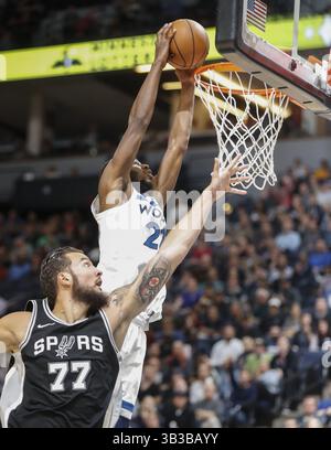 15 novembre 2017 - Minneapolis, MN, USA - Andrew Wiggins (22) des Timberwolves du Minnesota contre Joffrey Lauvergne (77) des Spurs de San Antonio dans la deuxième halfat The Target Center à Minneapolis le mercredi 15 novembre 2017. Les Timberwolves ont gagné, 98-86. (Crédit image : © Renee Jones Schneider/TNS via ZUMA Wire) Banque D'Images