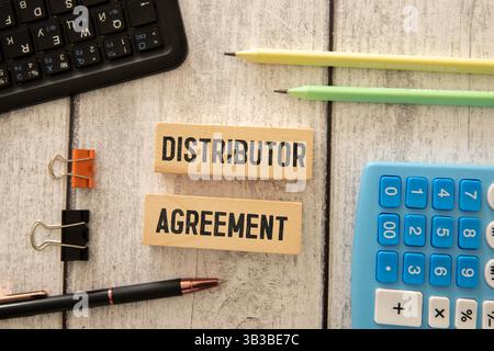 Sur une feuille de l'ACCORD DE DISTRIBUTEUR D'inscription de journal, à côté se trouve un crayon, des lunettes. Banque D'Images