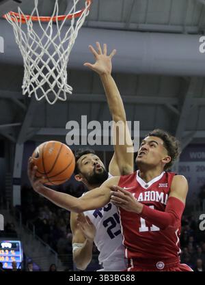 30 décembre 2017 - Fort Worth, TX, États-Unis - Trae Young (11) de l'Oklahoma roule pour un tir alors que Alex Robinson (25) de Texas Christian défend en première mi-temps à Schollmaier Arena à Fort Worth, Texas, le samedi 30 décembre 2017. (Crédit image : © Rodger Mallison/TNS via ZUMA Wire) Banque D'Images