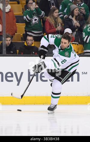 15 janvier 2018 : le défenseur des Stars de Dallas Dan Hamhuis (2) se réchauffe avant le match de la LNH entre les Stars de Dallas et les Bruins de Boston qui se tient au TD Garden, à Boston, Mass. Les Stars battent les Bruins 3-2 en prolongation. Eric Canha/CSM(image de crédit : &copy ; Eric Canha/CSM via ZUMA Wire) Banque D'Images