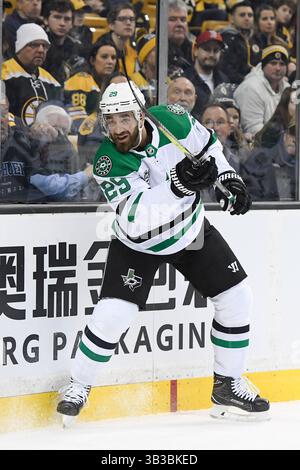 15 janvier 2018 : le défenseur des Stars de Dallas Greg Pateryn (29 ans) en action lors du match de la LNH entre les Stars de Dallas et les Bruins de Boston qui a eu lieu au TD Garden, à Boston, Mass. Les Stars battent les Bruins 3-2 en prolongation. Eric Canha/CSM(image de crédit : &copy ; Eric Canha/CSM via ZUMA Wire) Banque D'Images