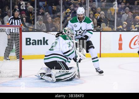 15 janvier 2018 : Kari Lehtonen (32 ans), gardienne des Stars de Dallas, fait une marche arrière lors du match de la LNH entre les Stars de Dallas et les Bruins de Boston qui se tient au TD Garden, à Boston, Mass. Les Stars battent les Bruins 3-2 en prolongation. Eric Canha/CSM(image de crédit : &copy ; Eric Canha/CSM via ZUMA Wire) Banque D'Images
