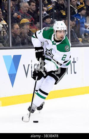 15 janvier 2018 : le défenseur des Stars de Dallas Dan Hamhuis (2) en action lors du match de la LNH entre les Stars de Dallas et les Bruins de Boston qui a eu lieu au TD Garden, à Boston, Mass. Les Stars battent les Bruins 3-2 en prolongation. Eric Canha/CSM(image de crédit : &copy ; Eric Canha/CSM via ZUMA Wire) Banque D'Images