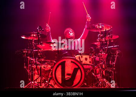 Milan, Italie. 28 avril 2025. Le duo américain TWENTY ONE PILOTS se produit en direct sur scène au Forum Unipol pendant le « Clancy World Tour ». Crédit : Rodolfo Sassano/Alamy Live News Banque D'Images