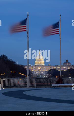 Le Capitole DES ÉTATS-UNIS dans la soirée vu du Washington Monument entre 2 drapeaux, Washington, DC Banque D'Images