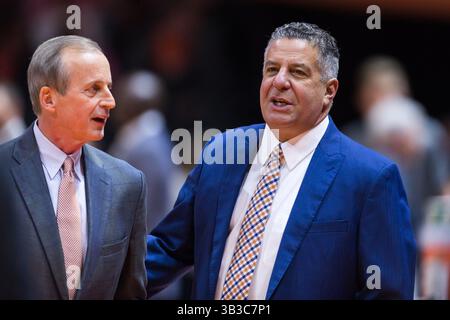 2 janvier 2018 : L'entraîneur-chef Rick Barnes des bénévoles du Tennessee et l'entraîneur-chef Bruce Pearl des Auburn Tigers discutent avant le match de basket-ball de la NCAA entre les bénévoles de l'Université du Tennessee et les Auburn University Tigers à Thompson Boling Arena à Knoxville TN Tim Gangloff/CSM(crédit image : &copy ; Tim Gangloff/CSM via ZUMA Wire) Banque D'Images