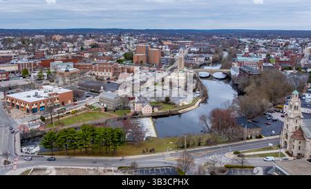 Pawtucket RI, États-Unis - 5 avril 2025 : vue aérienne du centre-ville de Pawtucket et de ses environs. Banque D'Images