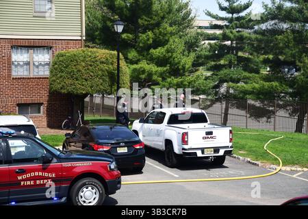 RACE : un incendie de maison menace de se propager à celui des maisons voisines alors que l'équipe d'intervention d'urgence travaille dur pour protéger la communauté du danger. Banque D'Images