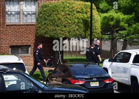 RACE : un incendie de maison menace de se propager à celui des maisons voisines alors que l'équipe d'intervention d'urgence travaille dur pour protéger la communauté du danger. Banque D'Images