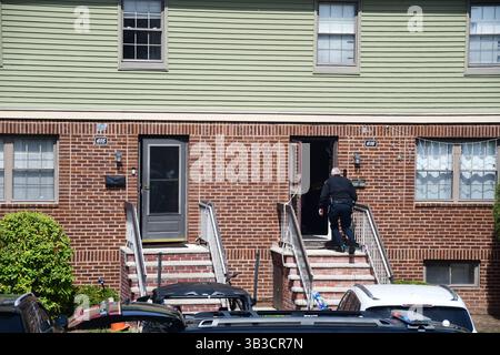 RACE : un incendie de maison menace de se propager à celui des maisons voisines alors que l'équipe d'intervention d'urgence travaille dur pour protéger la communauté du danger. Banque D'Images