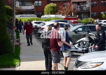 RACE : un incendie de maison menace de se propager à celui des maisons voisines alors que l'équipe d'intervention d'urgence travaille dur pour protéger la communauté du danger. Banque D'Images