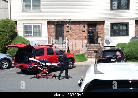 RACE : un incendie de maison menace de se propager à celui des maisons voisines alors que l'équipe d'intervention d'urgence travaille dur pour protéger la communauté du danger. Banque D'Images
