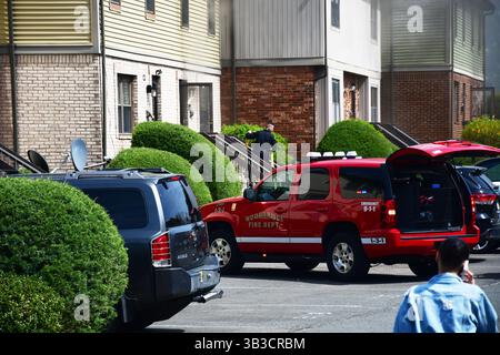 RACE : un incendie de maison menace de se propager à celui des maisons voisines alors que l'équipe d'intervention d'urgence travaille dur pour protéger la communauté du danger. Banque D'Images