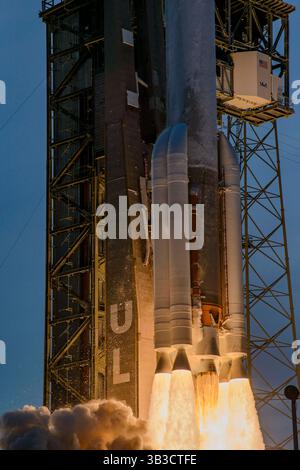 Cap Canaveral, Floride, États-Unis. 28 avril 2025. Une fusée Atlas V de la United Launch Alliance (ULA) est lancée depuis le Space Launch Complex-41 (SLC-41), Cape Canaveral Space Force Station (Floride), transportant les 27 premiers satellites opérationnels pour la constellation Internet du projet Kuiper d'Amazon le 28 avril 2025 à 19 h 01 crédit : ZUMA Press, Inc/Alamy Live News Banque D'Images