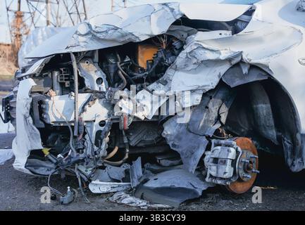 Rupture de l'avant de la voiture après un accident. Sécurité routière. Assurance de biens Banque D'Images