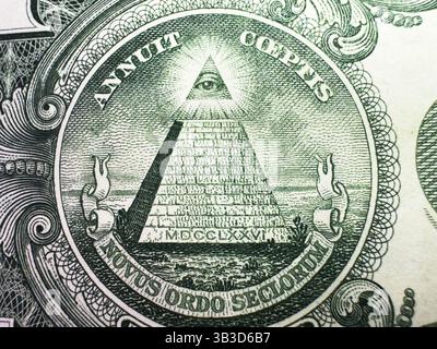 Concept de théorie du complot. Tous les yeux et Pyramid sur billet de banque en dollar américain, photo macro avec effet de flou de mouvement Banque D'Images