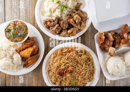 Une vue de haut en bas de plusieurs entrées philippines sur une surface en bois. Banque D'Images