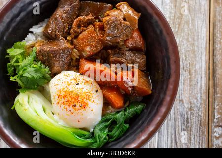 Vue de dessus d'un bol de riz au bœuf chinois. Banque D'Images
