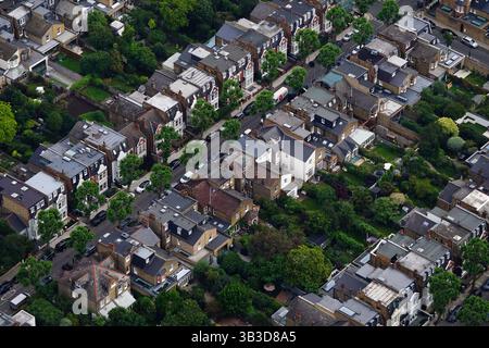 Photo du dossier datée du 9/7/2021 d'une vue aérienne d'habitations en terrasses dans l'ouest de Londres. La croissance des prix de l'immobilier perd de son élan car l'incertitude économique et les facteurs saisonniers refroidissent la demande, selon un site Web immobilier. Zoopla a déclaré que les prix de l'immobilier au Royaume-Uni ont augmenté de 1,6% au cours de l'année à mars 2025, ralentissant par rapport à un taux de croissance annuel de 1,9% en décembre 2024. Date d'émission : mardi 29 avril 2025. Banque D'Images