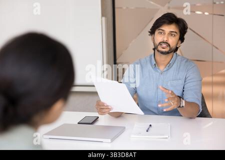 Directeur des ressources humaines indien interviewe la candidate en poste Banque D'Images