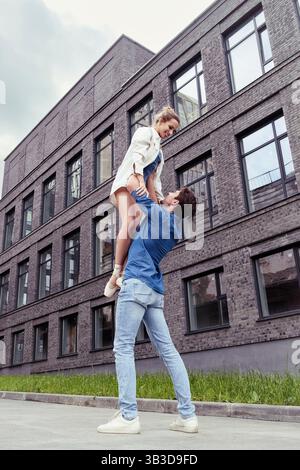 un partenaire amoureux rencontre une ballerine dans une rue de la ville tout en se promenant dans la ville un jour d'été Banque D'Images