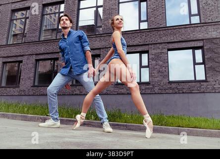 un partenaire amoureux rencontre une ballerine dans une rue de la ville tout en se promenant dans la ville un jour d'été Banque D'Images