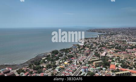 Conakry. 27 avril 2025. Une photo de drone aérien prise le 27 avril 2025 montre une vue de la ville de Conakry, en Guinée. Conakry, située sur la côte atlantique de l'Afrique de l'Ouest, est la capitale et la plus grande ville de Guinée, ainsi que le centre politique, économique et culturel du pays. Crédit : Han Xu/Xinhua/Alamy Live News Banque D'Images
