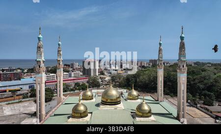 Conakry. 27 avril 2025. Une photo de drone aérien prise le 27 avril 2025 montre une vue de la ville de Conakry, en Guinée. Conakry, située sur la côte atlantique de l'Afrique de l'Ouest, est la capitale et la plus grande ville de Guinée, ainsi que le centre politique, économique et culturel du pays. Crédit : Han Xu/Xinhua/Alamy Live News Banque D'Images