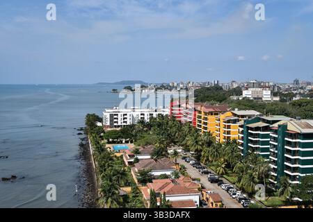 Conakry. 27 avril 2025. Cette photo prise le 27 avril 2025 montre une vue de la ville de Conakry, Guinée. Conakry, située sur la côte atlantique de l'Afrique de l'Ouest, est la capitale et la plus grande ville de Guinée, ainsi que le centre politique, économique et culturel du pays. Crédit : Han Xu/Xinhua/Alamy Live News Banque D'Images