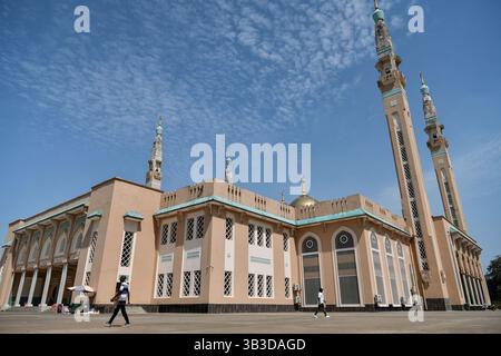 Conakry. 27 avril 2025. Cette photo prise le 27 avril 2025 montre la Grande Mosquée de Conakry à Conakry, Guinée. Conakry, située sur la côte atlantique de l'Afrique de l'Ouest, est la capitale et la plus grande ville de Guinée, ainsi que le centre politique, économique et culturel du pays. Crédit : Han Xu/Xinhua/Alamy Live News Banque D'Images