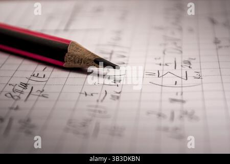 Crayon sur cahier, plein de formules mathématiques Banque D'Images