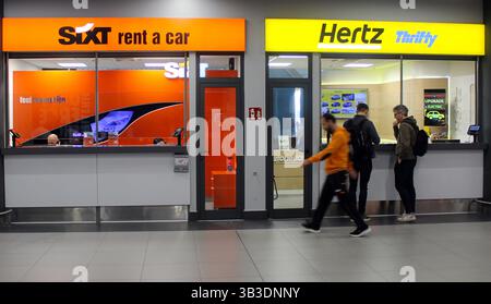 Location de voiture, louer une voiture, aéroport de Thessalonique / Thessalonique, Grèce, 23 avril 2025. Hertz, Thrifty, Sixt. (CTK photo/Milos Ruml) Banque D'Images