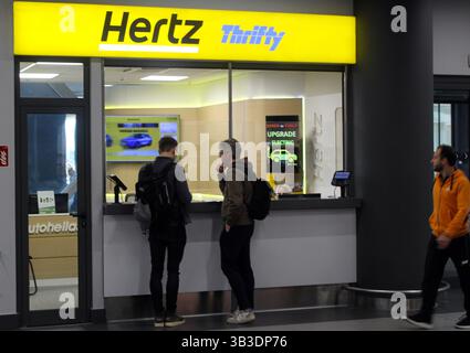 Location de voiture, louer une voiture, aéroport de Thessalonique / Thessalonique, Grèce, 23 avril 2025. Hertz, Thrifty. (CTK photo/Milos Ruml) Banque D'Images
