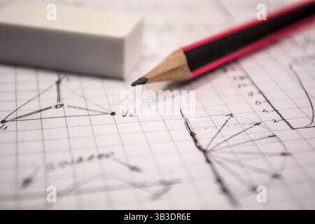 Crayon sur cahier, plein de formules mathématiques Banque D'Images