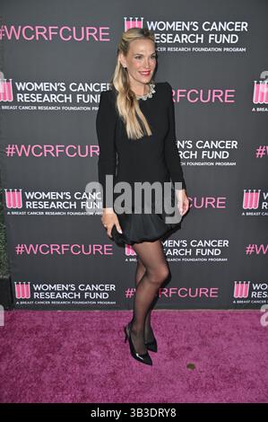 Beverly Hills, CA USA - 28 avril 2025 : Molly Sims assiste à une soirée inoubliable de la WCRF Banque D'Images