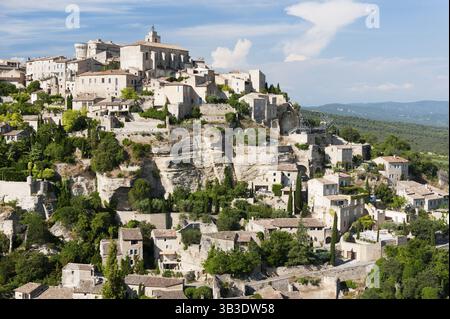 Paysage avec village perché de Gordes en Provence Banque D'Images