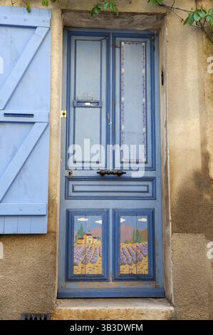 Couleur lavande porte avant dans la Provence française Banque D'Images