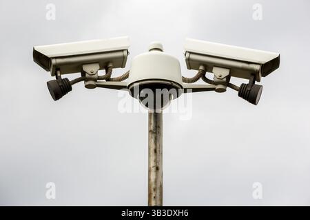 Caméras de rue pour la surveillance devant un bâtiment Banque D'Images