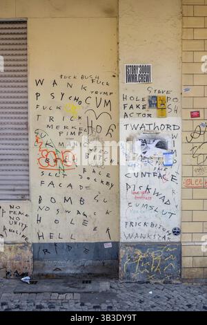 BERLIN, Allemagne - 6 AVRIL 2019 : le mur de Berlin couvert d'expletifs griffonnés sur lui dans le marqueur à Berlin, Allemagne le 6 avril 2019 Banque D'Images