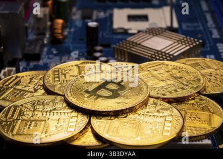 Crypto-monnaie virtuelle argent Bitcoin pièces d'or sur une carte de circuit imprimé d'ordinateur PCB. L'avenir de l'argent. EQUIPEMENT informatique Banque D'Images