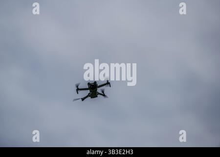 Silhouette d'un drone photo volant contre un ciel nuageux, Rossberg, Miltach, Haut-Palatinat Banque D'Images