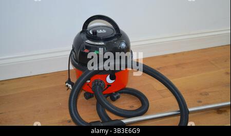 Aspirateur britannique vintage Henry avec visage animé. Banque D'Images