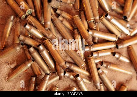 Beaucoup de douilles vides de 9mm. Banque D'Images