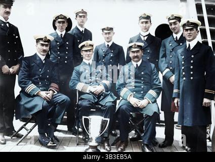 Capitaine Rostron &amp ; sous les ordres des officiers du Carpathia [navire], 1912. Montre le capitaine Arthur Henry Rostron à côté de la coupe d'amour en argent qui lui a été présentée en mai 1912 par les survivants du Titanic en reconnaissance de son héroïsme dans leur sauvetage. (Impression colorée en noir et blanc). Banque D'Images