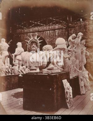 « Groupe de sculptures de la Cour romaine », Crystal Palace, Sydenham, 1852-1854. Conçu par Sir Joseph Paxton pour accueillir la Grande exposition de 1851 à Hyde Park, le Crystal Palace a été reconstruit et agrandi à Sydenham en 1852. La première colonne est levée le 5 août 1852 et le palais est ouvert par la reine Victoria le 10 juin 1854. De nombreuses expositions et manifestations ont ensuite eu lieu au Crystal Palace jusqu'à son incendie le 30 novembre 1936. Le parc contenait un circuit de course automobile de 1937 à 1972 et la célèbre piste d'athlétisme remonte à la fondation du Crystal Palace Athl Banque D'Images