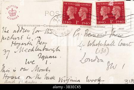 Carte postale envoyée de Virginia Woolf à George Bernard Shaw, 1940. Carte envoyée par Woolf de Lewes dans le Sussex à son collègue écrivain Shaw au 4 Whitehall court (130) London SW 1. L'adresse de la photo est Hogarth Press, 37 Mecklenburgh Square, WC 1. C'est notre maison des moines sur le dos. Virginia Woolf - et merci'. Woolf et son mari Leonard, leaders du Bloomsbury Group, ont acheté Monk's House à Rodmell dans l'est du Sussex pour se retirer de la vie londonienne. Les timbres, avec les têtes de la reine Victoria et de son arrière-petit-fils le roi George VI, célèbrent le centenaire du premier timbre-poste adhésif. Banque D'Images