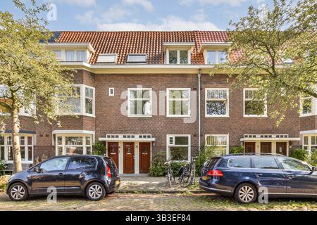 Une vue pittoresque sur les bâtiments résidentiels modernes avec de grandes fenêtres et une végétation luxuriante, mettant en valeur une atmosphère de banlieue tranquille. Banque D'Images