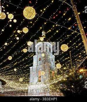 Noël 2021 à Kiev. Marché de Noël avec beaucoup de lumières sur la place Sophia, clocher illuminé en arrière-plan. Banque D'Images